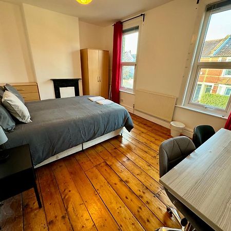 Delightful Room By Gloucester Road บริสตอล ภายนอก รูปภาพ